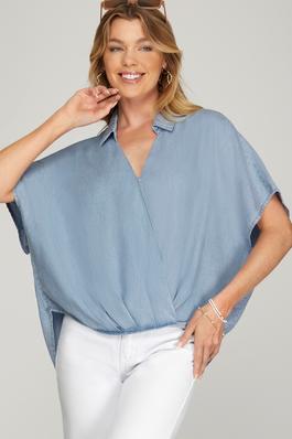 DROP SHORT SLEEVE WOVEN WASHED CHAMBRAY COLLARED SURPLICE TOP
