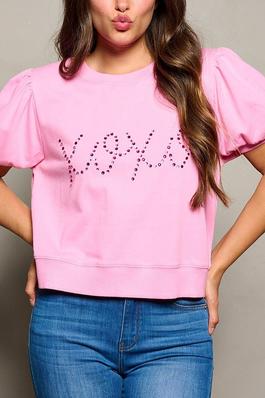 SHORT PUFF SLEEVE XOXO GRAPHIC BLOUSE TOP