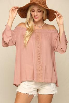 LIGHTWEIGHT FLOWY TOP WITH AN OFF SHOULDER.