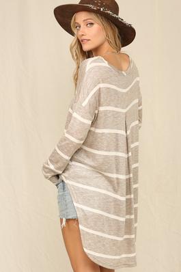 SLOUCHY AND LOOSE FIT LONG SLEEVE TOP.