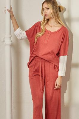 SLOUCHY HENLEY TOP AND WIDE-LEG PANTS SET.