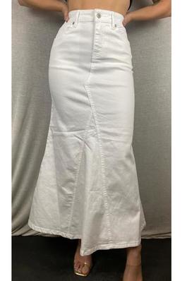 White skirt with pockets and zipper closure
