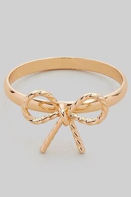 TEXTURED BRASS BOW RING